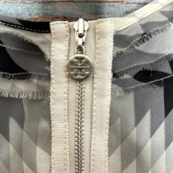 Tory Burch Grey Black White Aztec Print Silk Top Size 6 - Picture 6 of 6